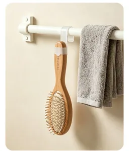Verstellbarer Mehrzweckhaushaltshaken Detailansicht, ideal fuer die Badezimmer-Aufbewahrung.
