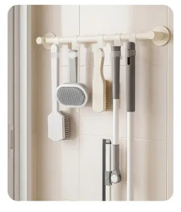 Detailaufnahme der Bad-Hauptröhre mit Reinigungsbürsten und Haken, minimalistisch.