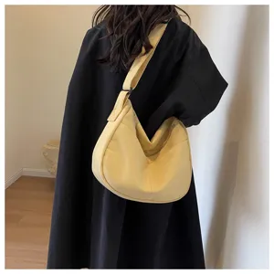 Grand sac bandoulière en toile unie, sac hobo crossbody en tissu souple décontracté.