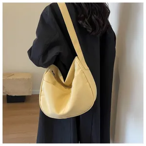 Grand sac bandoulière souple et unicolore en tissu pour femme sac à épaule tendance.