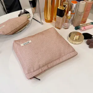 Gedetailleerd overzicht van roze glitzer cosmetische tas, grote make-up tas met ritssluiting.