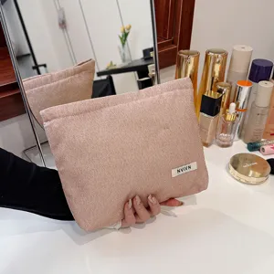 Roze glinsterende cosmetische etui detailopname, stijlvolle make-uptas, clutch.