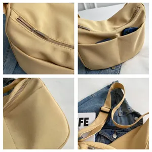 Sac bandoulière en toile jaune détail gros plan, montrant poches avant, zips et tissu doux.