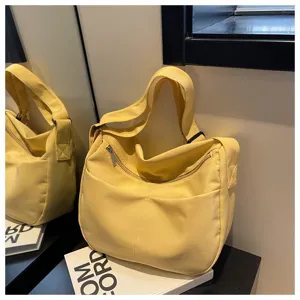 Sac à bandoulière jaune en toile pour femme, grand cabas souple avec poche zippée.