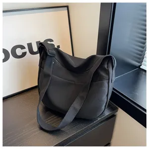 Sac bandoulière en toile noire, grand sac cabas souple et décontracté pour femme usage quotidien.