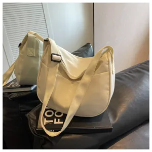Sac bandoulière en tissu souple unicolore, grande capacité design quotidien pour femmes.