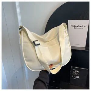 Grand sac bandoulière souple en tissu uni de grande capacité avec détail de sangle