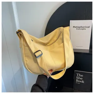 Grand sac bandouliere souple en toile de couleur unie pour femme cabas decontracte