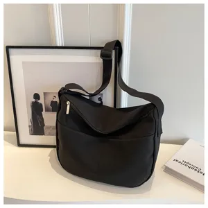 Grand sac bandoulière noir unicolore en toile souple pour femme, cabas fourre-tout décontracté.