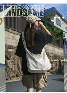 Detailansicht einer stilvollen weißen Canvas-Umhängetasche für Damen mit großem Stauraum.