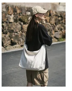 Weißer Canvas Umhängetasche für Damen, lässiger Shopper mit großem Alltags Fassungsvermögen.
