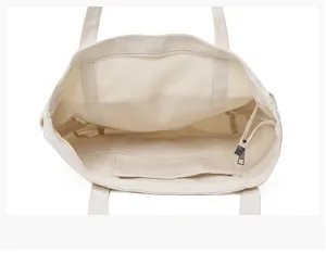 Vue intérieure du sac cabas en toile avec poche zippée et compartiment spacieux.