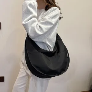Detailed view of large black slouchy hobo crossbody bag, casual Japanese daily shoulder style.