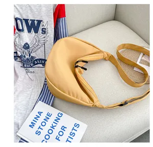 Sac bandoulière en nylon simple pour femme, sac croissant jaune élégant et décontracté.