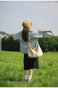 Detailansicht einer lässigen Canvas-Umhängetasche im Freien, geräumiges Design.