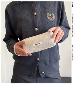 Corduroy etui detailweergave, zachte textuur, compacte opbergtas voor studenten stationaire.