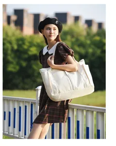Detailed view of casual canvas tote bag, large capacity shoulder bag for daily commuting.