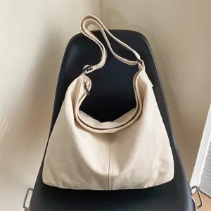 Detailansicht einer minimalistischen beigen Segeltuchtasche mit weichem Baumwollstoff.