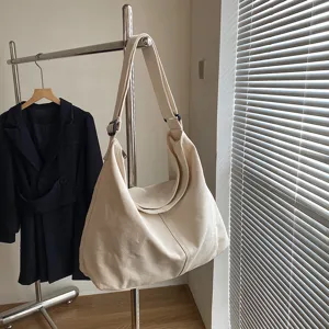 Lässige minimalistische Segeltuch Schultertasche für Damen, beigefarbene Freizeittasche.