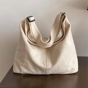 Minimalistische Freizeittasche aus Canvas für Damen, mit verstellbarem Schultergurt und Design.