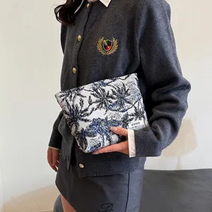 Trousse de maquillage imprimée bleu et blanc, pochette de voyage portable et élégante.