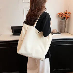 Canvas tote bag detail view showcasing large capacity, minimalist style and daily use.