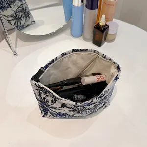 Chic trousse de maquillage en toile motif toile de jouy bleu et blanc, pochette portable.