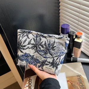 Gros plan détaillé du sac de rangement cosmétique tissé avec motif d'arbre élégant.