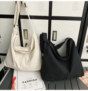 Große lässige Canvas Schultertasche, bequeme Umhängetasche in Weiß und Schwarz für Damen.