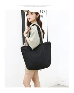 Sac cabas en toile noire minimaliste pour femme, ideal pour le quotidien et le shopping.