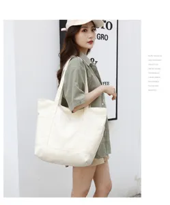 Vue détaillée du sac cabas en toile décontracté avec poche avant porté à l'épaule style quotidien.