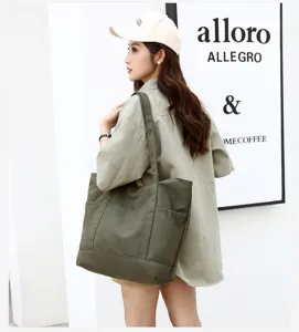 Vue détaillée du sac cabas en toile verte, sac shopping d'épaule décontracté avec poches.
