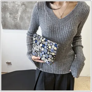 Compact floral cosmetic pouch detailed view, perfect for daily organization and travel.
