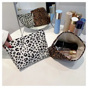 Leopard print cosmetic bag portable makeup storage pouch large capacity clutch bag for women.