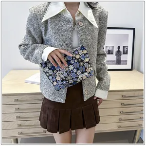Floral pattern makeup bag for daily cosmetic storage, portable clutch pouch for women.