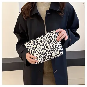 Leopard print cosmetic bag portable storage pouch casual fashion makeup bag for women daily use.