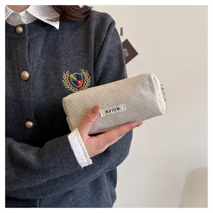 Gedetailleerd overzicht van het ribfluwelen etui, vintage effen briefpapier etui.