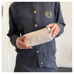 Corduroy etui gedetailleerd overzicht, zachte textuur beige briefpapier opbergtas.