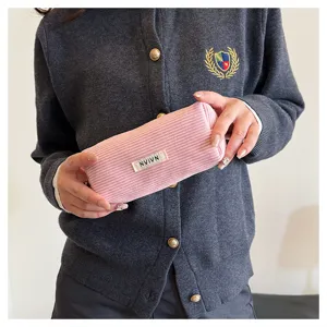 Roze corduroy etui detail opname, zachte textuur schrijfwaren opbergtas voor dagelijks gebruik.