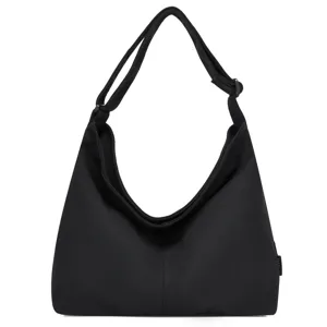 Nahaufnahme der schwarzen Segeltuch-Umhängetasche im minimalistischen Hobo-Stil und Stoff.