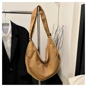 Vue détaillée du sac bandoulière en toile japonaise montrant la texture et la poche.