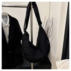 Sac bandoulière en toile noire, sac hobo polyvalent avec large sangle pour usage quotidien.