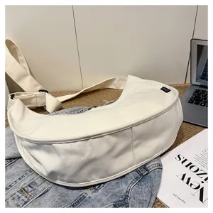 Sac bandoulière décontracté en toile blanche, grand design croissant pour un usage quotidien.