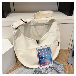 Vue détaillée du sac bandoulière croissant en toile blanche décontracté, grande capacité.