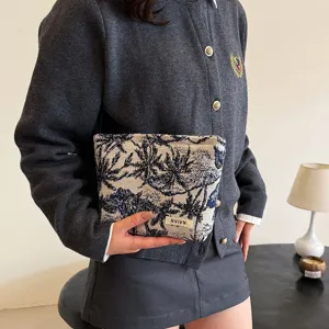 Trousse de toilette en toile avec imprimé paysager bleu et blanc, pochette de maquillage utile.