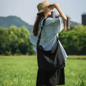 Große schwarze Canvas Umhängetasche für Damen, lässige modische Shopper Tragetasche.