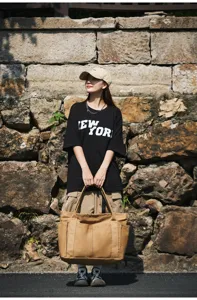 Large capacity canvas tote bag detail view, multi-pocket design for daily commuting and travel.