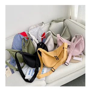 Sac bandoulière en toile décontracté pour femme, sac croissant tendance pour le quotidien.
