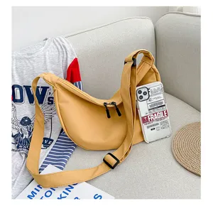 Sac bandoulière croissant en toile jaune élégant, sac cabas décontracté de grande capacité.