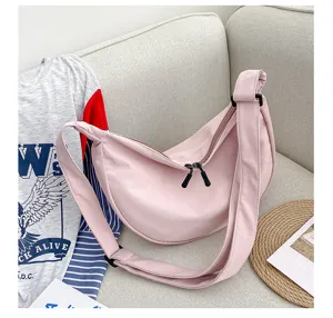 Sac à bandoulière décontracté en toile pour femme, sac croissant rose pour le quotidien.